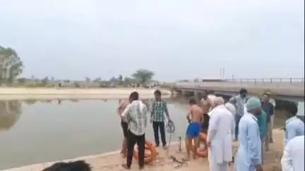 हनुमानगढ़: जिला मुख्यालय पर सालासर जा रहे एक परिवार की बोलेरो जीप बेकाबू होकर इंदिरा गांधी नहर में गिरी, 6 लोग थे सवार