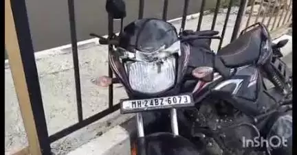 लातूर: लातूर ते औसा जाणाऱ्या हायवे रोडवर विद्यापीठ उपकेंद्राच्या जवळ आयशर टेम्पो व मोटरसायकलची धडक, एक जण गंभीर जखमी