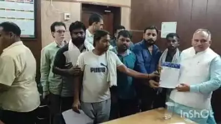 सोनीपत: वेतन न मिलने पर नगर निगम कार्यालय में ठेका सफाई कर्मचारियों ने जताया रोष