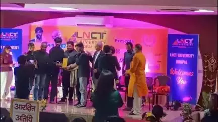 दमोह: भोपाल में सारेगामा शो के चेतन भरंगा ने दमोह के सत्येद्र साहू की किताब 'ने करो 7' का किया विमोचन
