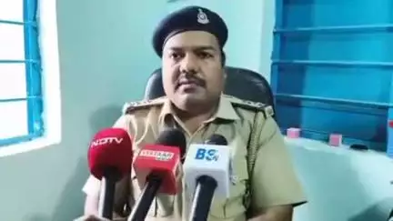 बलरामपुर: आबकारी उपनिरीक्षक नीरज ने बलरामपुर में मीडिया से की बात, कहा- हॉस्पिटल परिसर में आबकारी टीम के साथ हुई थी बदसलूकी