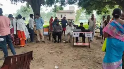 सेन्हा: चमडू व आरा गांव में अबुआ जनजातीय ग्राम उत्कर्ष अभियान के तहत शिविर आयोजित, योजनाओं के लिए सैकड़ों आवेदन
