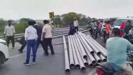 हमीरपुर: सरकारी नलकूप का सामान ले जा रहे ट्रैक्टर की ट्रॉली पलटने से लगा जाम
