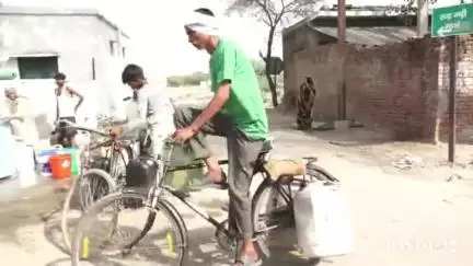 टूंडला: गांव पहाड़पुर में पानी की समस्या से जूझ रहे ग्रामीण, कई किलोमीटर दूर से भरकर लाते हैं पानी #jansamasya