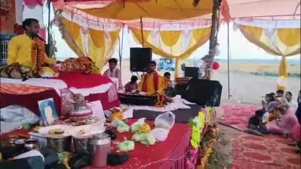 चकरनगर: निवी पहलन गांव में चल रही श्रीमद्भागवत कथा में ब्लॉक प्रमुख प्रतिनिधि राकेश यादव ने शिरकत कर गद्दी व्यास का किया स्वागत