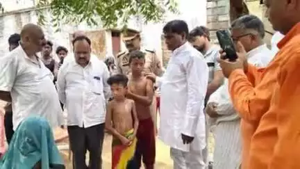 बारा: कल्याणपुर गांव में आकाशीय बिजली गिरने से हुए हादसे में मृतक के परिजनों से मिलने पहुंचे बारा विधायक