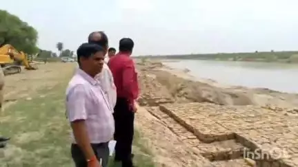 हर्रैया: जिलाधिकारी रवीश गुप्ता ने लोलपुर व धुसवा तटबंध का आकस्मिक निरीक्षण किया, अधिकारियों को दिए दिशा निर्देश