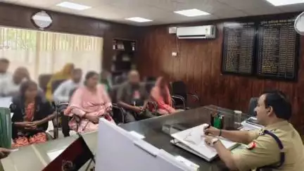 महोबा: पुलिस अधीक्षक ने पुलिस कार्यालय में की जनसुनवाई, फरियादियों की समस्याओं को सुनकर निस्तारण के दिए निर्देश