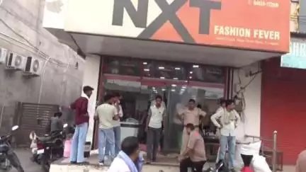 सूरतगढ़: ब्रांडेड कंपनियों के नकली गारमेंट्स बेचने की शिकायत पर आजाद चौक के पास NXT शोरूम पर पुलिस ने की छापेमारी