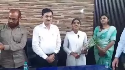 छिंदवाड़ा नगर: कलेक्टर कार्यालय में नीट क्वालिफाई बच्चों का कलेक्टर ने किया सम्मान