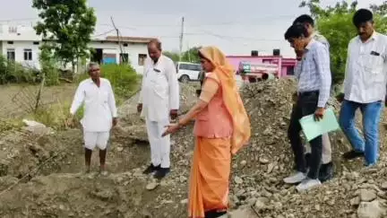 सुवासरा: सुवासरा विधानसभा: रणायरा गांव में जिला पंचायत अध्यक्ष ने निर्माणाधीन कार्य का किया निरीक्षण