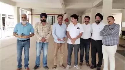 कनाड़िया: ट्रैफिक पुलिसकर्मी ने वाहन चालक को मारा, दो दांत टूटे, चालक टूटे दांत लेकर अधिकारियों के पास पहुंचा