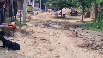 कन्नौज: सालों से जर्जर मौसमपुर मौरारा की कच्ची सड़क को बनाने की हो रही है तैयारी, मंत्री असीम अरुण ने रेलवे के DRM को लिखा पत्र