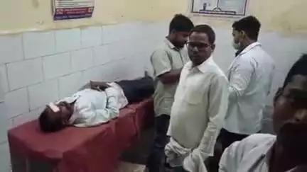 खलीलाबाद: चलती बाइक का अचानक हवा निकल जाने से मीरगंज हाईवे पर बाइक हुई अनियंत्रित, 2 लोग गंभीर रूप से घायल, इलाज जारी