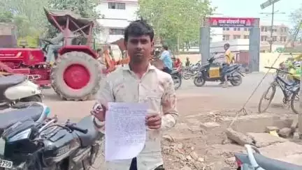 राठ: राठ क्षेत्र के धनौरी गांव में दबंगों ने युवक को पकड़कर घर के अंदर ले जाकर धारदार हथियार से मारपीट कर किया घायल