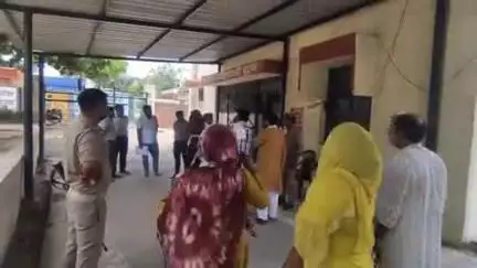 बुढ़ाना: बुढाना तहसील में गांव बवाना की एक दर्जन महिलाओं ने पानी की टंकी चलवाने की मांग को लेकर एसडीएम को प्रार्थना पत्र दिया