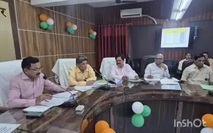उरई: जिले में स्वास्थ्य सेवाएं न सुधरने पर डीएम ने दिखाई नाराजगी, लापरवाह आंगनवाड़ी व आशाओं को सेवा समाप्त करने की दी चेतावनी