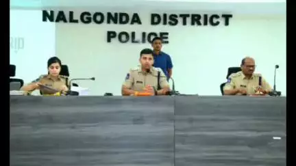 నల్గొండ: జిల్లా పోలీస్ కార్యాలయంలో నెలవారి నేర సమీక్ష సమావేశం నిర్వహించిన జిల్లా ఎస్పీ శరత్ చంద్ర పవార్