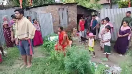 ইসলামপুর: গলায় ফাঁস লাগিয়ে মৃত্যু হল এক যুবকের ঘটনাটি ঘটেছে ইসলামপুর ১৩ নম্বর ওয়ার্ডে