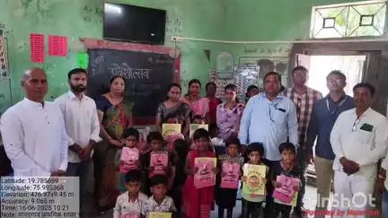 जालना: जिल्हा परिषद प्राथमिक शाळा वानडगाव  येथे नायब तहसीलदार घुगे यांनी केले विद्यार्थ्यांचे स्वागत