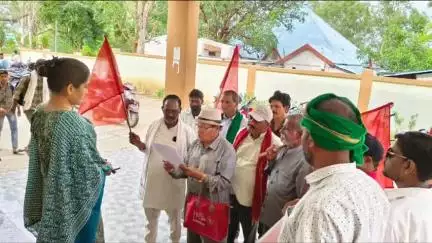 सिवनी: सिवनी के अम्बेडकर चौक में फिलिस्तीन के समर्थन में वामपंथी दलों का धरना, राष्ट्रपति के नाम ज्ञापन सौंपा