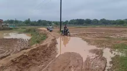 सिमडेगा: सिमडेगा समाहरणालय से महज 500 मीटर की दूरी पर रायटोली गांव में सड़क नहीं होने की वजह से ग्रामीण परेशान #jansamasya