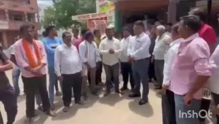 करमाळा: नगरपरिषदसमोर विविध मागण्यासाठी शहर विकास आघाडीच्या वतीने घंटानाद आंदोलन