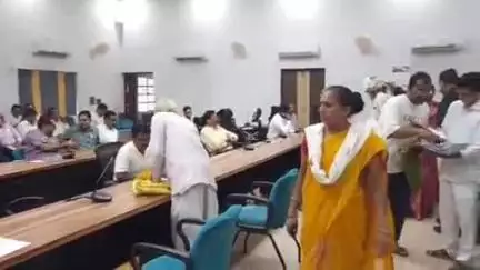 खंडवा नगर: खंडवा कलेक्ट्रेट में जनसुनवाई, 74 मामले आए, 52 का मौके पर हुआ निराकरण