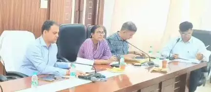 मुरादाबाद: बाढ़ के खतरे को देखते हुए कलेक्ट्रेट सभागार में डीएम ने सभी अधिकारियों के साथ की समीक्षा बैठक