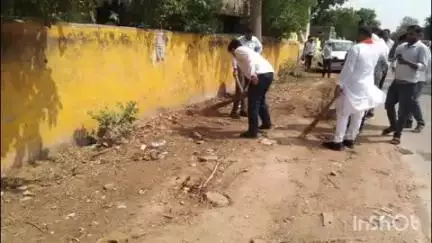 सेपउ: राजोरा कला गांव में निरीक्षण के दौरान गंदगी देखकर सीईओ ने लगाई झाड़ू