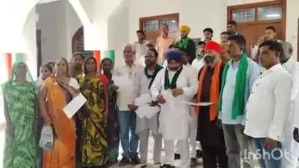 लखीमपुर: लखीमपुर में खाद के संकट पर भड़के किसान नेताओं ने डीएम को सौंपा ज्ञापन, किसानों को कतार, बिचौलियों को भंडार