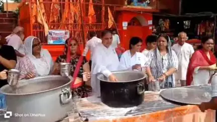 धनौरा: गजरौला के इंदिरा चौक पर प्रजापिता ब्रह्माकुमारी ईश्वरीय विश्वविद्यालय की ओर से शरबत वितरण कार्यक्रम का आयोजन हुआ
