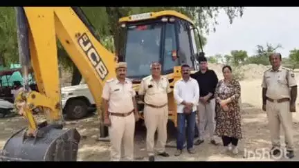 जैसलमेर: ऑपरेशन अखरोट के तहत नाचना पुलिस ने अवैध खनन के खिलाफ कार्रवाई करते हुए जेसीबी को किया ज़ब्त