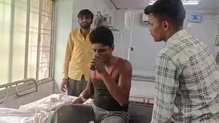 जिला चिकित्सालय के डाक्टर ने मरीज को कोयले का घोल पिला कर किया उपचार,हालत बिगड़ी 

#महोबा