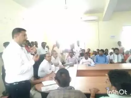 चांदवा: प्रखंड कार्यालय में हिंडालको कोल माइंस चकला और रैयतों के बीच प्रशासन की अगुवाई में हुई बैठक