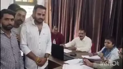 आलोट: एसडीएम कार्यालय पर सरपंच ने ग्रामीणों के साथ तहसीलदार को शासकीय भूमि से अतिक्रमण हटाने के लिए सौंपा ज्ञापन