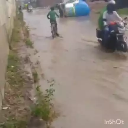 ऊंचाहार: ऊंचाहार नगर के रेलवे क्रासिंग पर सर्विस रोड तालाब में हुई तब्दील, पलटा पिकअप और फंसी नजर आईं गाड़ियां