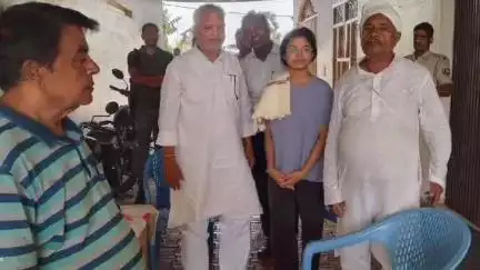 डुमरा: बिहार सरकार के मंत्री, नीट एग्जाम में बिहार टॉपर मुस्कान आनंद से मिलने पहुंचे