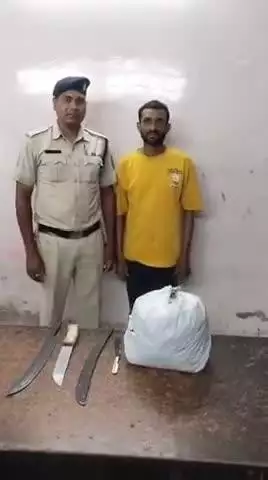 रायपुर: खमतराई थाना क्षेत्र में 2 किलो गांजा, 3 चाकू और 1 अस्तुरा के साथ पान ठेला संचालक को किया गया गिरफ्तार