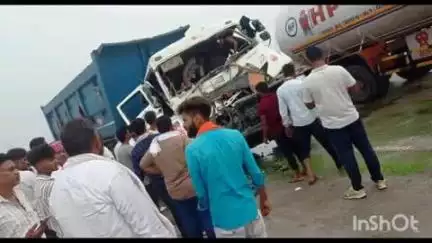 पांडेयपुर के बावन बीघा इलाके में दो ट्रकों की आमने-सामने भिड़ंत, कई लोग हुए घायल