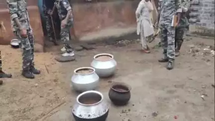 जलडेगा: पतिअंबा गांव में अवैध महुआ शराब के खिलाफ छापामारी, दुबारा पकड़े जाने पर कानूनी कार्रवाई की चेतावनी