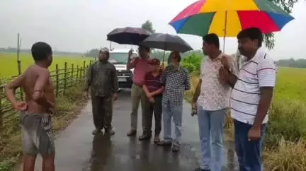খড়গপুর ১: খড়গপুরের পপরআড়া-২ গ্রাম পঞ্চায়েতে আবাস যোজনা পরিদর্শনে BDO সুব্রত ঘোষ