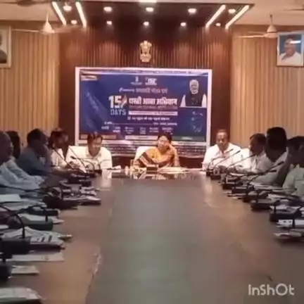 बालोद: कलेक्टर ने बालोद कलेक्ट्रेट के सभाकक्ष में धरती आबा जनभागीदारी अभियान के तहत जिले में लाभ शिविरों के आयोजन की जानकारी दी