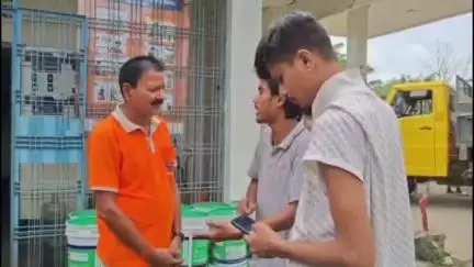 মৰঙী: দৈগ্ৰোঙৰ মেচাৰ্ছ মিনি পেট্ৰল পাম্পত তেল কমকৈ দিয়াক লৈ উত্তপ্ত পৰিস্থিতি, কৰ্মচাৰীৰ বিৰুদ্ধে অভিযোগ গ্ৰাহকৰ