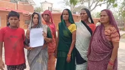 उरई: उरई पुलिस अधीक्षक कार्यालय में पहुंची महिलाओं ने एक व्यक्ति पर लगाए आरोप, पुलिस अधीक्षक से की शिकायत