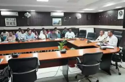 गोलमुरी-सह-जुगसलाई: साकची में उपायुक्त की अध्यक्षता में विकास योजनाओं की समीक्षा बैठक आयोजित की गई