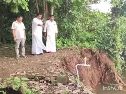 ചെങ്ങന്നൂർ: വെള്ളപ്പൊക്കത്തെ തുടർന്ന് മണ്ണിടിച്ചിൽ, മംഗലം പ്രദേശങ്ങളിൽ കൊടിക്കുന്നിൽ സുരേഷ് എം.പി സന്ദർശനം നടത്തി