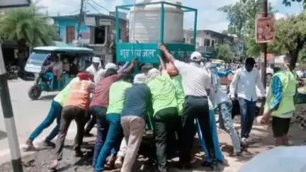 महाराजगंज: डीएम ने सक्सेना चौक और करपथ पार्क का किया निरीक्षण, दिए सुंदरीकरण के निर्देश