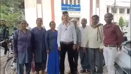 छिंदवाड़ा नगर: कलेक्टर कार्यालय में जिला अस्पताल के सिक्योरिटी गार्ड्स ने की वेतन न मिलने की शिकायत, कहा- 3 महीने से नहीं मिला वेतन
