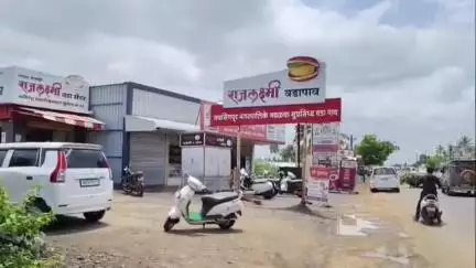 शिरोळ: जयसिंगपूर येथील उमळवाड फाटा ८ दुकाने फोडून दुकानातील रोख रकमेसह एकूण ८२ हजार रोख रुपयेसह मुद्देमाल लंपास